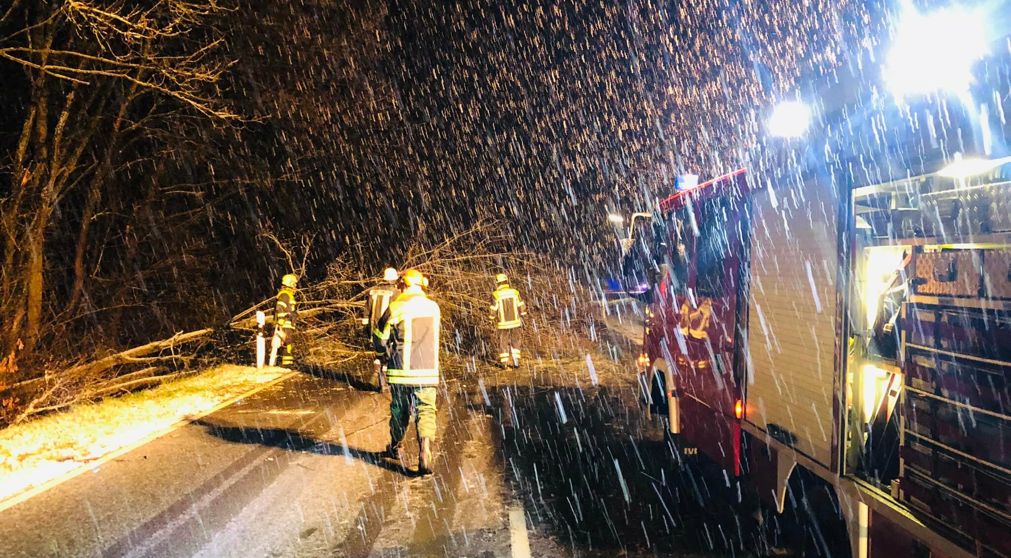 09.04.2022 – 03.17 Uhr – THL 1 Baum auf Fahrbahn – Staatsstraße 2395