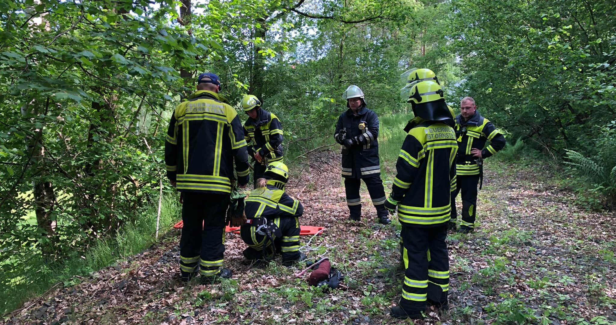 Übung Rettung einer Person aus unwegsamen Gelände